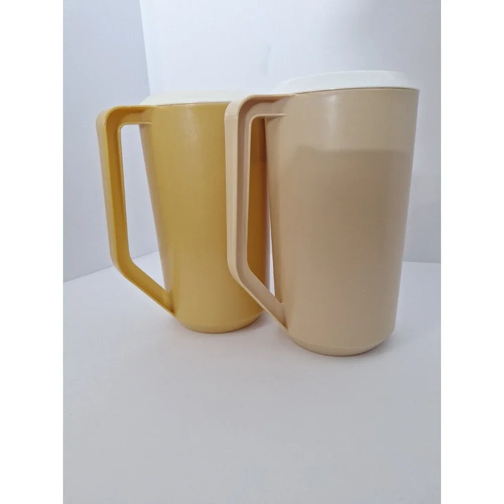 Vintage RUBBERMAID 2 1/4 Quart Pitcher Gold w/ White Lid J-2445 